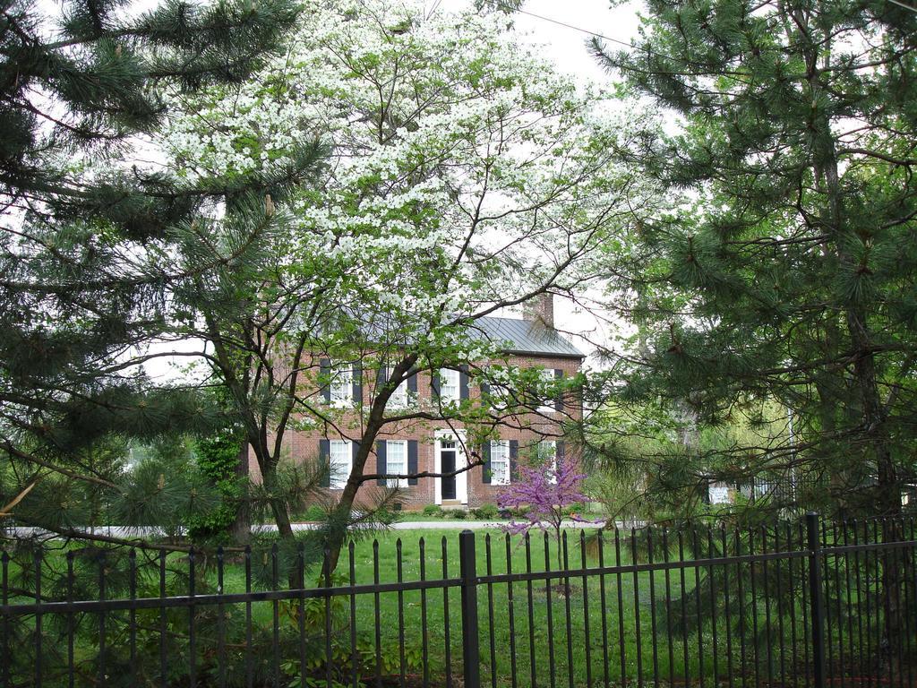 Bourbon Manor Bed & Breakfast Inn Bardstown Exterior foto